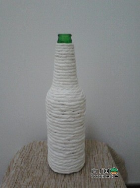 一只酒瓶装了半瓶酒,瓶口用木塞子塞住,不敲碎