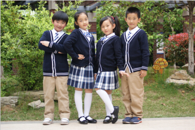 男生绅士,女生清新活泼,南京致远外国语小学的校服让人眼前一亮.