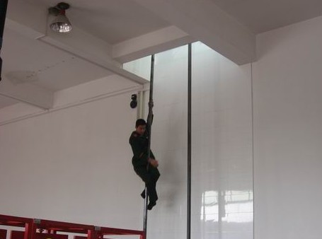 消防勇士要出勤啦!穿透两层楼的滑竿,是他们每天下楼的"捷径.