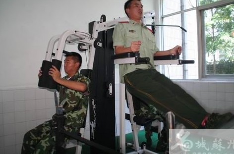 消防员哑铃每天要做单双杠,杠铃,资料赛马会叔叔图片